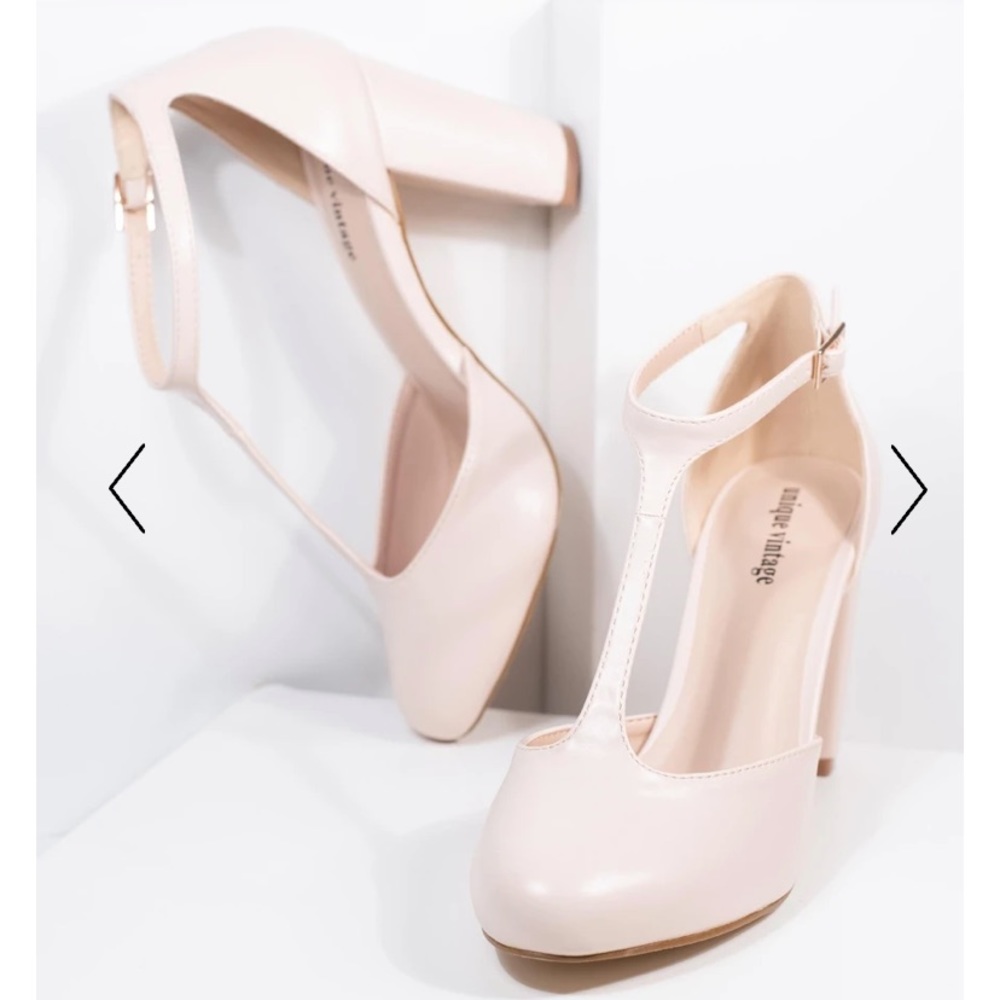 Unique Vintage Beige Leatherette T-Strap Astaire Pumps-size 9